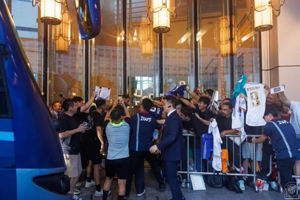 مشجعون يتزاحمون أمام بوابة مقر نادي الاتحاد (نادي الاتحاد)