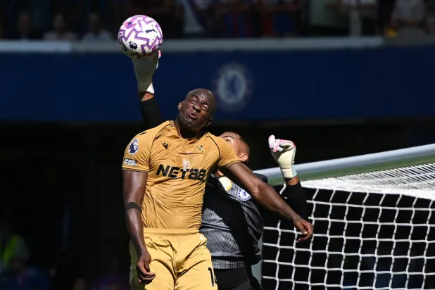 الإسباني روبرت سانشيز حارس مرمى تشيلسي في مواجهة كريستال بالاس (أ.ف.ب)