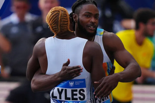 العداء الجامايكي كيشان تومسون يحتضن منافسه لايلز في سيليزيا (رويترز)