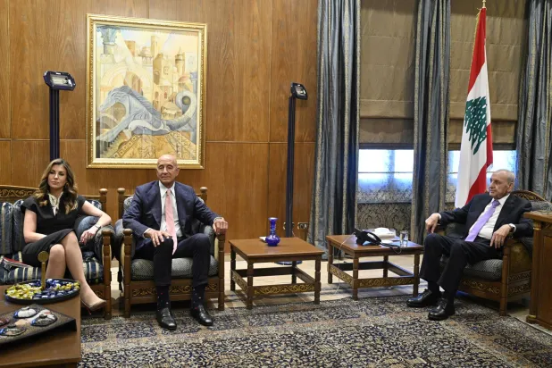 المبعوث الأميركي توم برَّاك والوفد المرافق في لقاء رئيس البرلمان نبيه بري (إ.ب.أ)