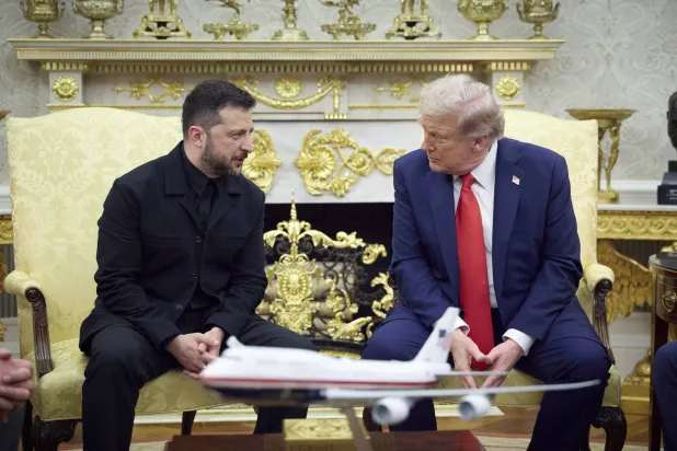 ترمب وزيلينسكي خلال لقائهما في البيت الأبيض أمس (إ.ب.أ)