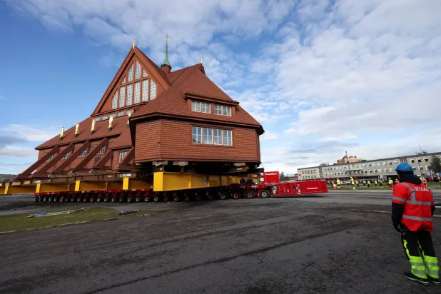 كنيسة كيرونا على منصة نقل هيكلية مزودة بعجلات (رويترز)