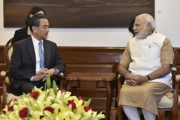 محادثات سابقة بين وزير الخارجية الصيني وانغ لي ورئيس الوزراء الهندي ناريندرا مودي في العاصمة نيودلهي (أ.ب)