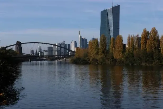 صورة عامة لمبنى «البنك المركزي الأوروبي» في فرنكفورت بألمانيا (رويترز)