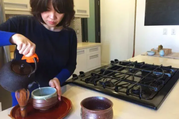 سيدة تعد مشروباً ساخناً في منزلها بلوس أنجليس (أ.ب)