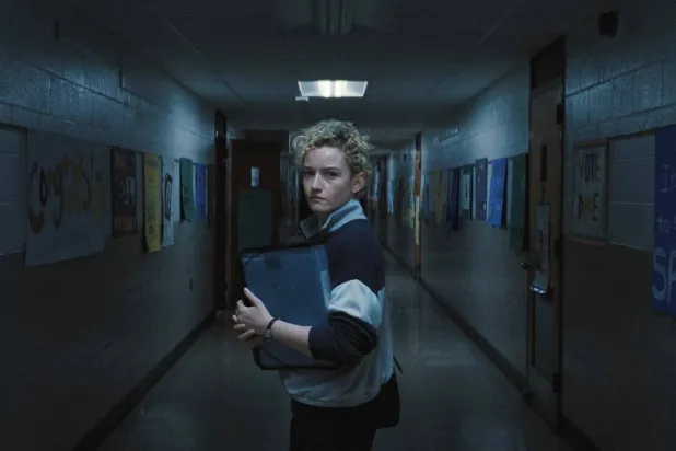 جوليا غارنر في دور المعلمة المتهمة باختفاء الأطفال (إنستغرام)