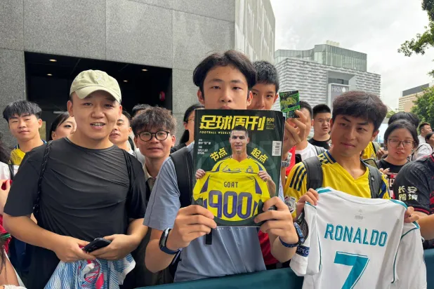 مشجع ألماني قال إنه دائماً مساند للنجم العالمي رونالدو ويسافر خلفه (الشرق الأوسط)