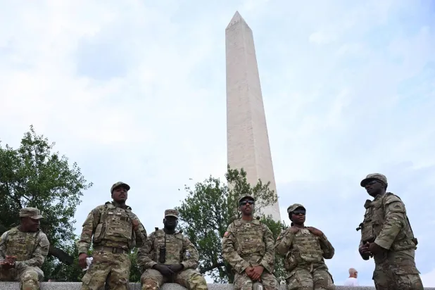 عناصر من الحرس الوطني بالقرب من معالم واشنطن السياحية في 17 أغسطس 2025 (أ.ف.ب)