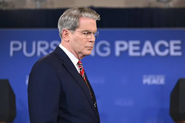 بيسنت يصل للمشاركة في مؤتمر صحافي مشترك مع ترمب وبوتين بألاسكا 15 أغسطس 2025 (أ.ف.ب)
