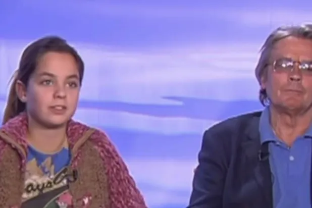 لقطة من المقابلة التلفزيونية مع ألان ديلون وابنته