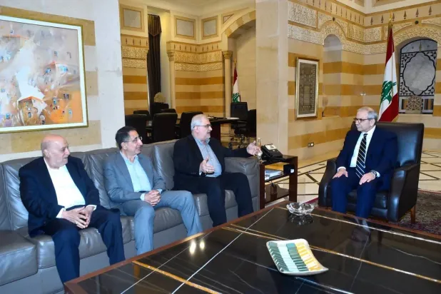 رئيس الحكومة اللبنانية نواف سلام مستقبلاً في وقت سابق وفداً نيابياً من «حزب الله» برئاسة النائب محمد رعد (أرشيفية - رئاسة الحكومة)
