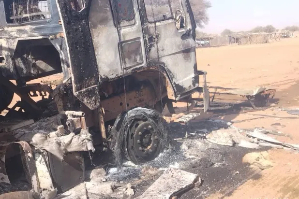 هجوم على قافلة مساعدات في الفاشر أبريل الماضي أدى إلى مقتل سائقين وتدمير شاحنات (الشرق الأوسط)