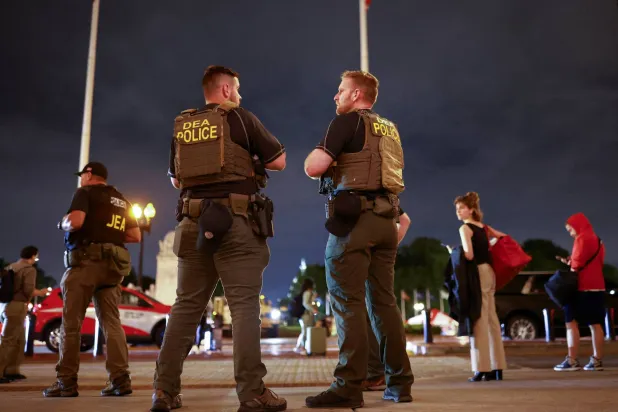 عملاء فيدراليون يقومون بدورية بعد أن نشر الرئيس الأميركي دونالد ترمب الحرس الوطني وأمر بزيادة وجود قوات إنفاذ القانون للمساعدة على منع الجريمة في العاصمة واشنطن... 18 أغسطس 2025 (رويترز)