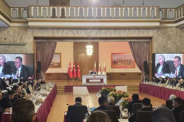 جانب من اجتماع اللجنة المعنية بمناقشة الأساس التشريعي لنزع أسلحة حزب «العمال الكردستاني» بالبرلمان التركي (موقع البرلمان)