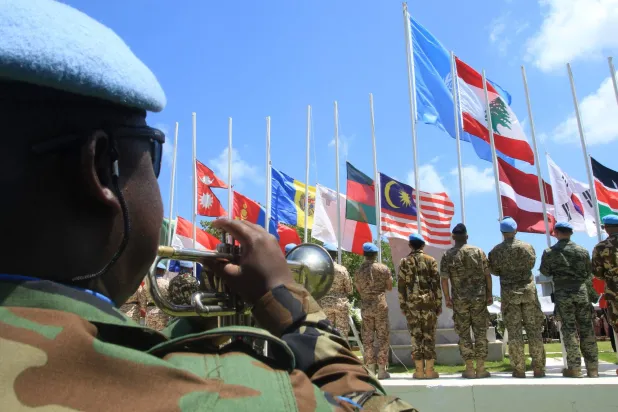 جنود من «اليونيفيل» يحتفلون بالذكرى الـ77 ليوم حفظ السلام التابع للأمم المتحدة في قاعدة مقرّ القوات بالناقورة جنوب لبنان 29 مايو 2025 (أ.ف.ب)