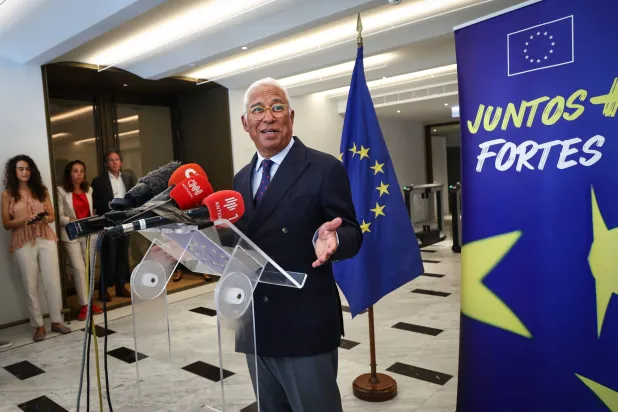 رئيس المجلس الأوروبي أنطونيو كوستا يتحدث إلى وسائل الإعلام في مؤتمر صحافي عقب اجتماع المجلس الأوروبي بشأن أوكرانيا في لشبونة عاصمة البرتغال يوم 19 أغسطس 2025 (إ.ب.أ)