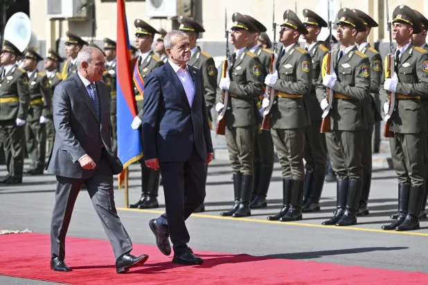 باشينيان (يسار) وبزشكيان خلال مراسم استقبال رسمية في يريفان اليوم (إ.ب.أ)