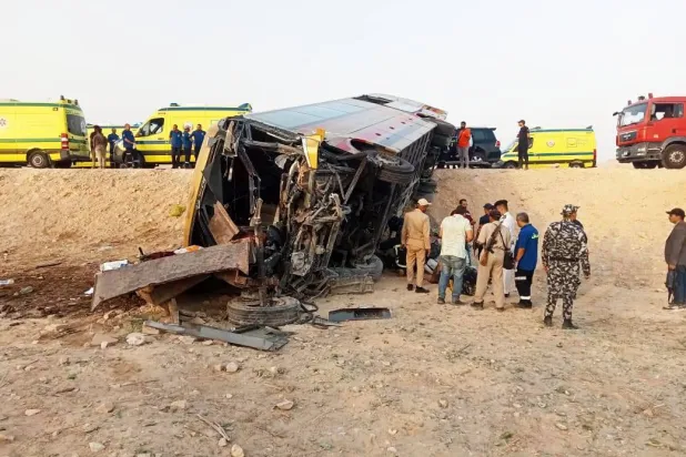 حادث اصطدام حافلة بمقطورة جرار زراعي على الطريق الصحراوي الغربي في أسيوط (صعيد مصر) الأحد أسفر عن مقتل شخصين وإصابة 31 آخرين (محافظة أسيوط)