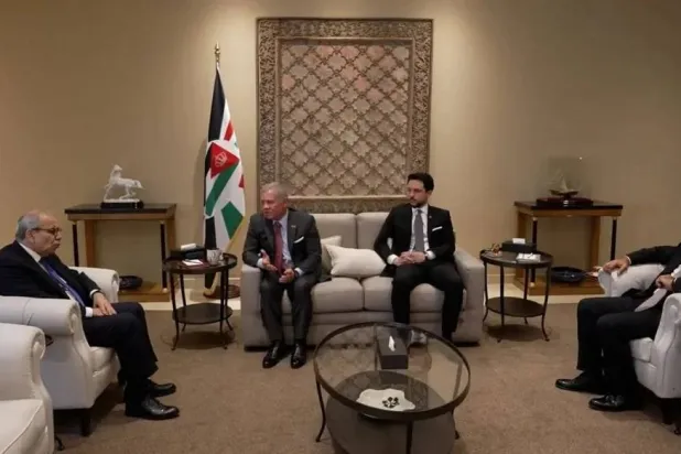 العاهل الأردني الملك عبد الله الثاني مستقبِلاً رئيس الحكومة اللبناني نواف سلام (الوكالة الوطنية)