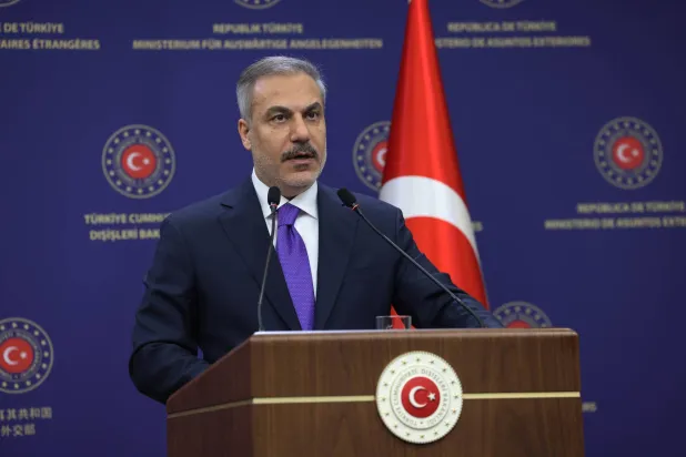 وزير الخارجية التركي هاكان فيدان يتحدث خلال مؤتمر صحافي في أنقرة بتركيا 13 أغسطس 2025 (إ.ب.أ)