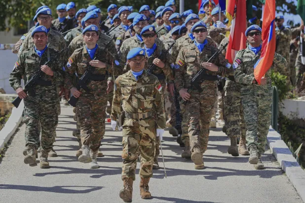 جنود من القوة المؤقتة للأمم المتحدة في لبنان «اليونيفيل» خلال احتفال لإحياء الذكرى السنوية الـ47 لتأسيس البعثة في الناقورة بجنوب لبنان (أ.ب)