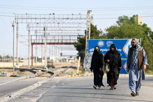 محاكمة رجل دين مسلم بارز بتهمتَي الترويج للتشدد والتحريض على الكراهية ضد إسرائيل في أوزبكستان (أ.ف.ب)