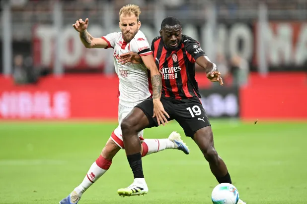  الفرنسي يوسف فوفانا لاعب وسط ميلان (رويترز)