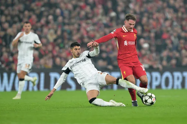 الأرجنتيني إسيكيل بالاسيوس (يسار) لاعب باير ليفركوزن (د.ب.أ)