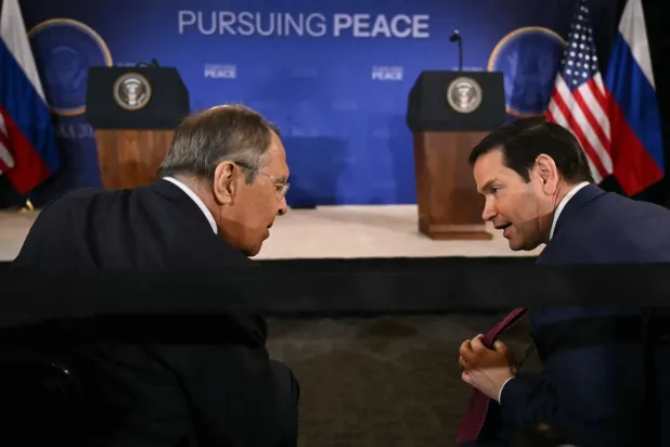 ABD Dışişleri Bakanı Marco Rubio ve Rusya Dışişleri Bakanı Sergey Lavrov, Trump ve Putin arasında 15 Ağustos'ta düzenlenen basın toplantısı öncesinde (AFP)