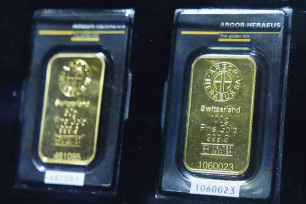 سبائك ذهب من إنتاج مصفاة الذهب السويسرية «أرغور هيراوس» معروضة في برن بسويسرا (أ.ب)