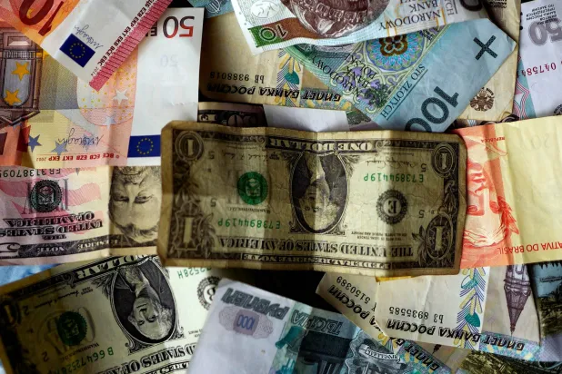 أوراق نقدية من عملات مختلفة بما في ذلك اليورو والدولار الأميركي والليرة التركية والريال البرازيلي (رويترز)