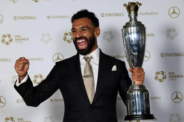 Liverpool's Egyptian striker Mohamed Salah poses with the Men's PFA Players' Player of the Year award backstage during the 2024-2025 Professional Footballers' Association (PFA) awards, at the Opera House in Manchester, northern England, on August 19, 2025. (AFP)
