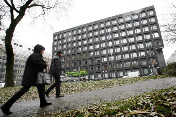 مشاة يمرون بجوار مبنى البنك المركزي السويدي وسط مدينة استوكهولم (أرشيفية - رويترز)