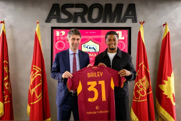 الجناح الدولي الجامايكي ليون بايلي يحمل قميص روما (روما الإيطالي)