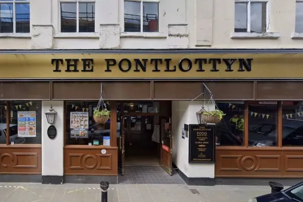 المطعم حاسب مديره المجتهد بقسوة على تقصير عابر (لقطة من خدمة «غوغل فيو»)