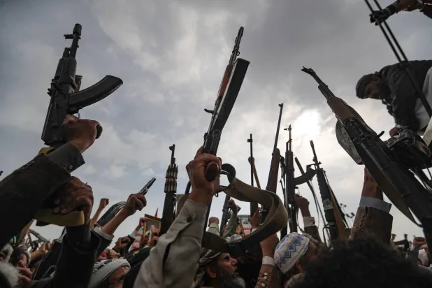 الحوثيون يستخدمون القوة لإرهاب المكونات السياسية والمجتمعات القبلية الخاضعة لهم (أ.ف.ب)