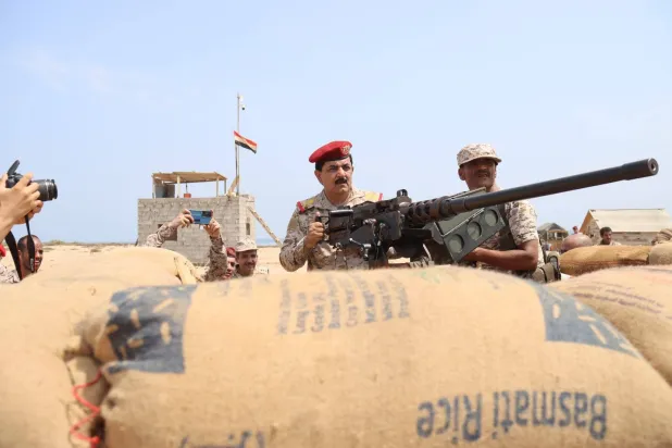 الفريق محسن الداعري خلال زيارته المنطقة العسكرية الخامسة (حساب الوزير على «إكس»)