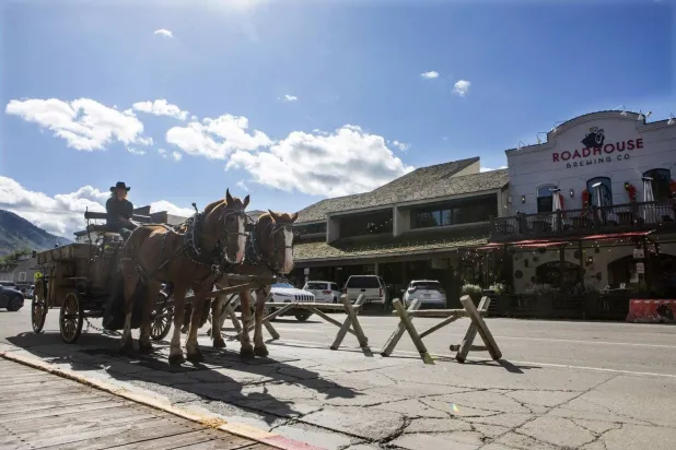 جانب من بلدة جاكسون هول القديمة بولاية وايومنغ الأميركية حيث تعقد البنوك المركزية اجتماعها السنوي (أ.ب)