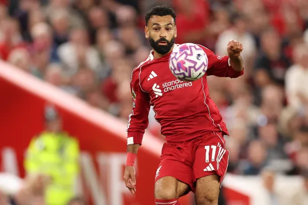 نجح محمد صلاح في أن يفرض نفسه من جديد على عرش الكرة الإنجليزية (إ.ب.أ)