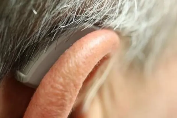 فقدان السمع من العوامل المعروفة وراء خطر الإصابة بالخرف (رويترز)