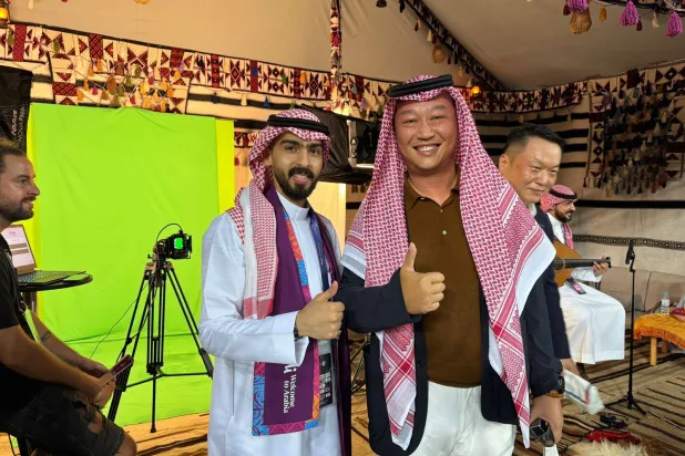 الحاضرون من سكان هونغ كونغ يتجمهرون على خيمة الثقافة السعودية (الشرق الأوسط)