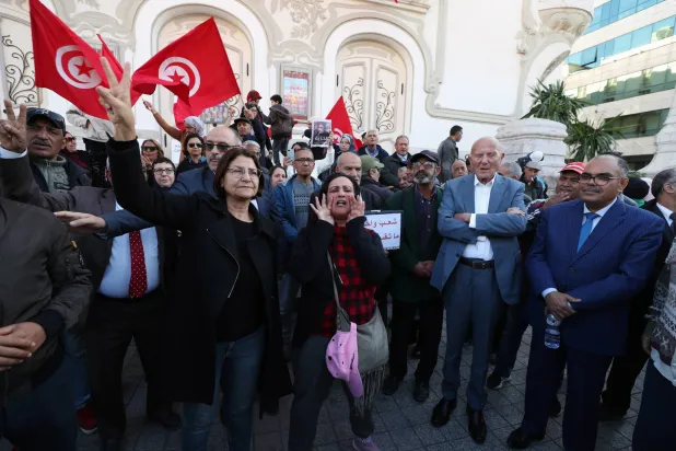من مظاهرة سابقة نظمها حقوقيون ضد ما عدُّوه «تضييقاً» على الحريات في تونس (إ.ب.أ)