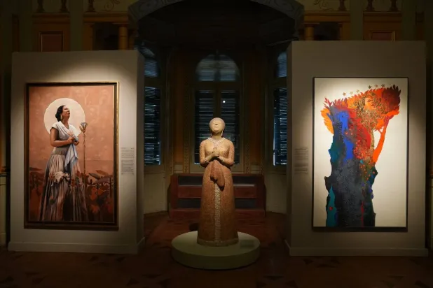 تمثال لأم كلثوم يتوسط لوحات عنها بمعرض «صوت مصر» (وزارة الثقافة المصرية) 