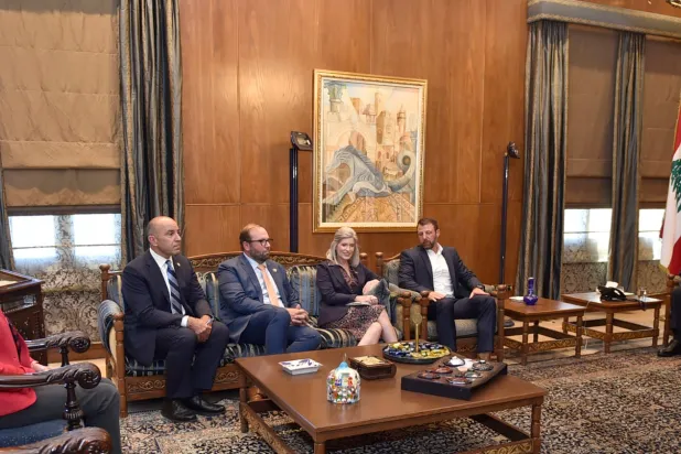 رئيس البرلمان نبيه بري مستقبلاً عضو مجلس الشيوخ الأميركي السيناتور مارك واين مولين مع وفد نيابي من الحزبين «الجمهوري» و«الديمقراطي» (رئاسة البرلمان)
