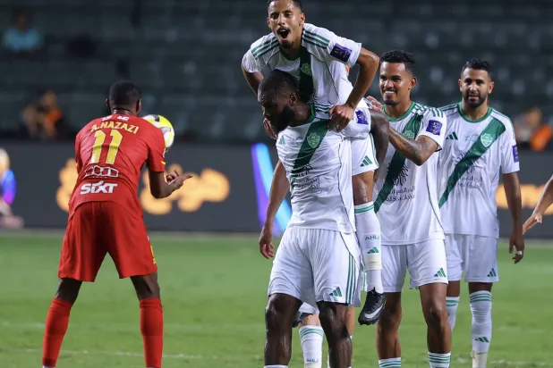 فرحة أهلاوية بهدف كيسيه (تصوير: عبد العزيز النومان)