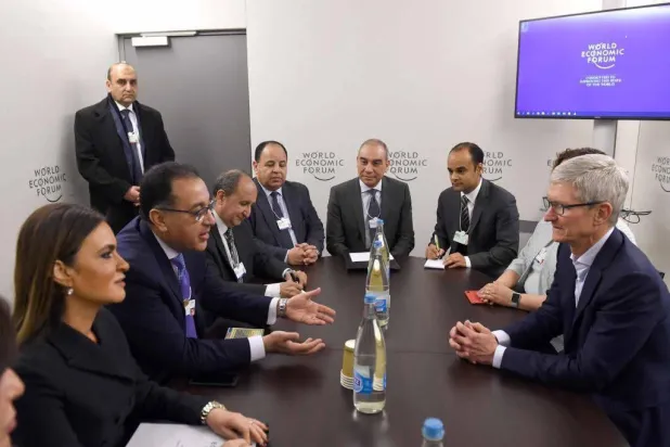 اجتماع رئيس الوزراء المصري مع الرئيس التنفيذي لشركة «أبل »على هامش «قمة دافوس» عام 2019 (مجلس الوزراء المصري)