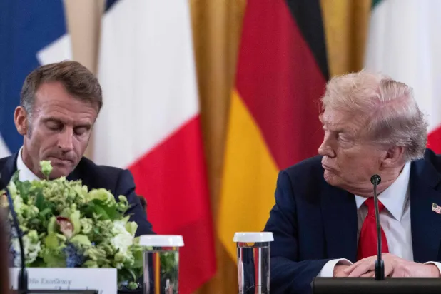 شارك الرئيس الفرنسي إيمانويل ماكرون (يسار) والرئيس الأميركي دونالد ترمب (يمين) في اجتماع مع الرئيس الأوكراني فولوديمير زيلينسكي وقادة أوروبيين في القاعة الشرقية بالبيت الأبيض (أ.ف.ب)