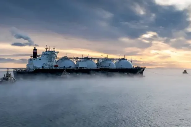 سفينة تحمل غازاً طبيعياً في عرض البحر (إكس)