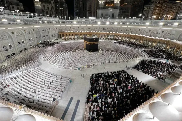 Mekke'deki Kutsal Camii, bu günlerde umre ve namaz için gelen hacılar ve ziyaretçilerle dolup taşıyor (SPA)