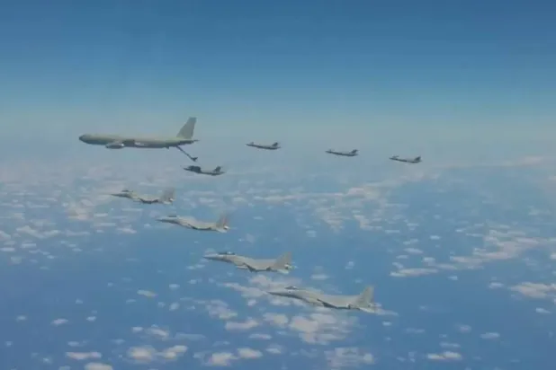 صورة من فيديو نشرته صحيفة «يديعوت أحرونوت» لتزود مقاتلات إسرائيلية بالوقود جواً خلال حرب الـ12 يوماً مع إيران 